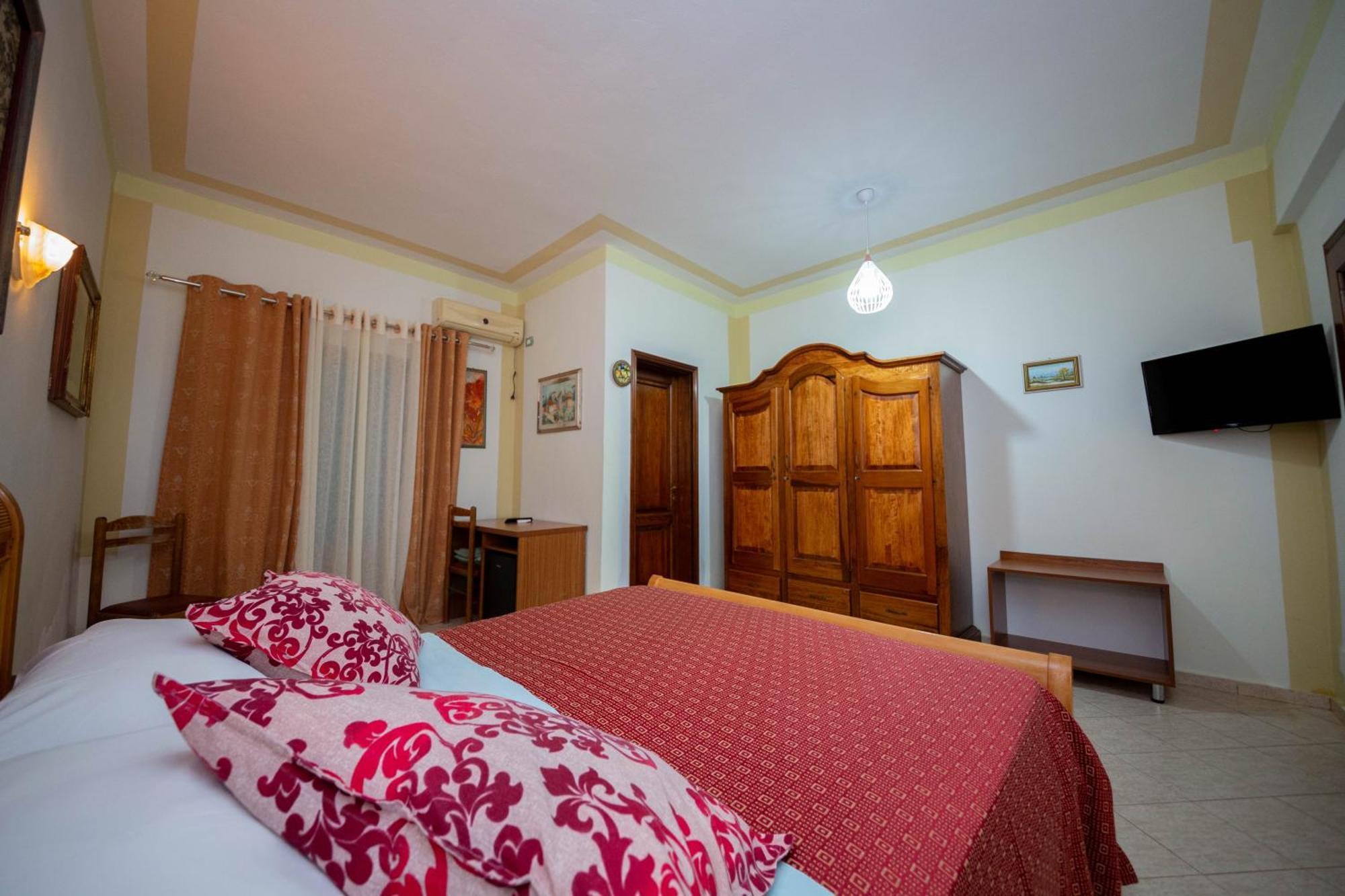 Hotel "San Saena " Radhimë Exteriör bild